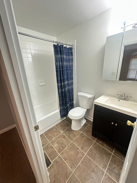 Building Photo - 814 Hr Dr SE