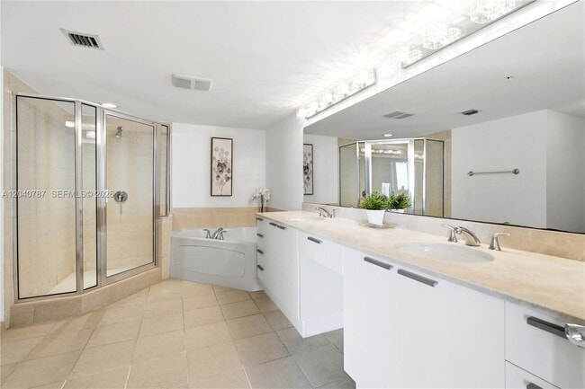 Building Photo - 16699 Collins Ave