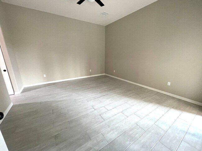 Building Photo - Beautiful 3 Bedroom Home on Desert Lakes Golf Course!