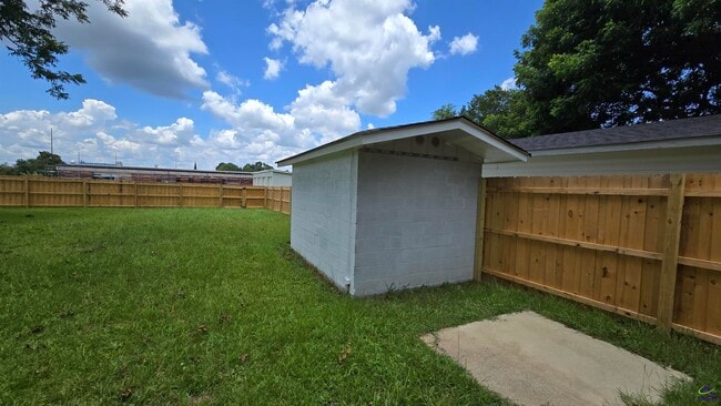 Building Photo - 412 N Houston Lake Blvd
