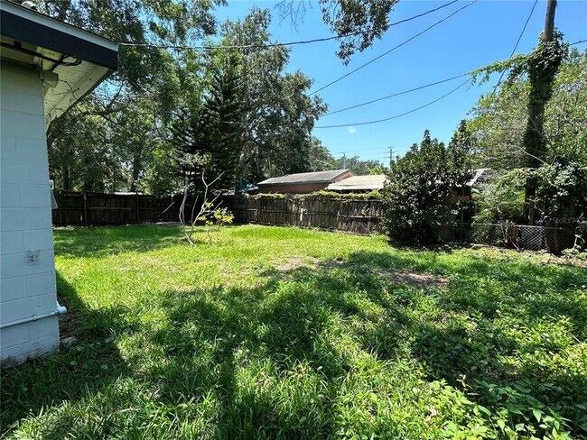 Building Photo - 460 Card Ave