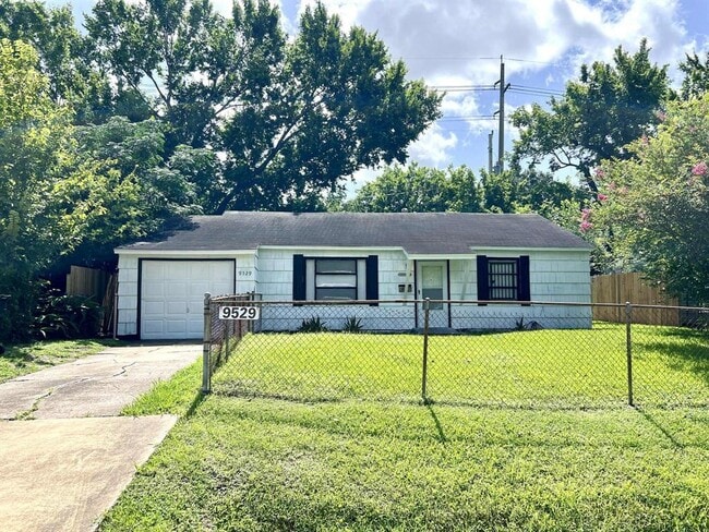Building Photo - 9529 Chesterfield Dr