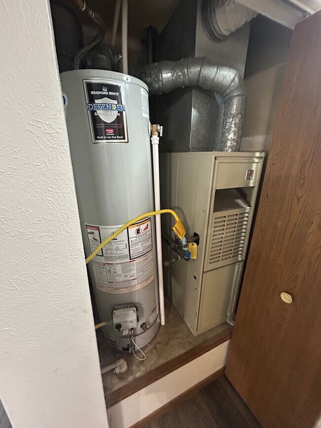 Building Photo - 2 bedroom 1 bath ground floor apartment