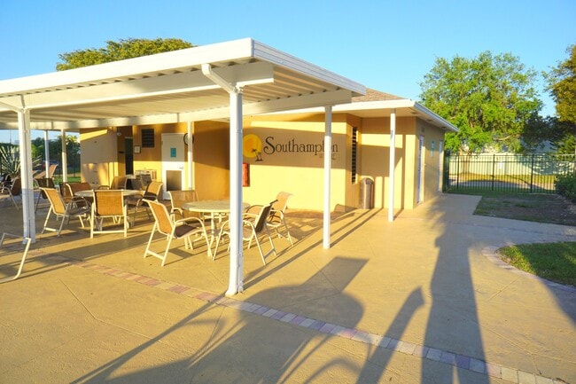 Building Photo - 401 Southampton A