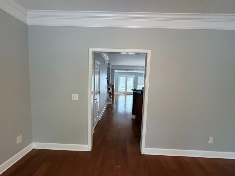 Building Photo - 7031 Sunnywood Dr