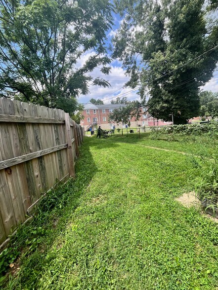 Building Photo - 5546 Midwood Ave