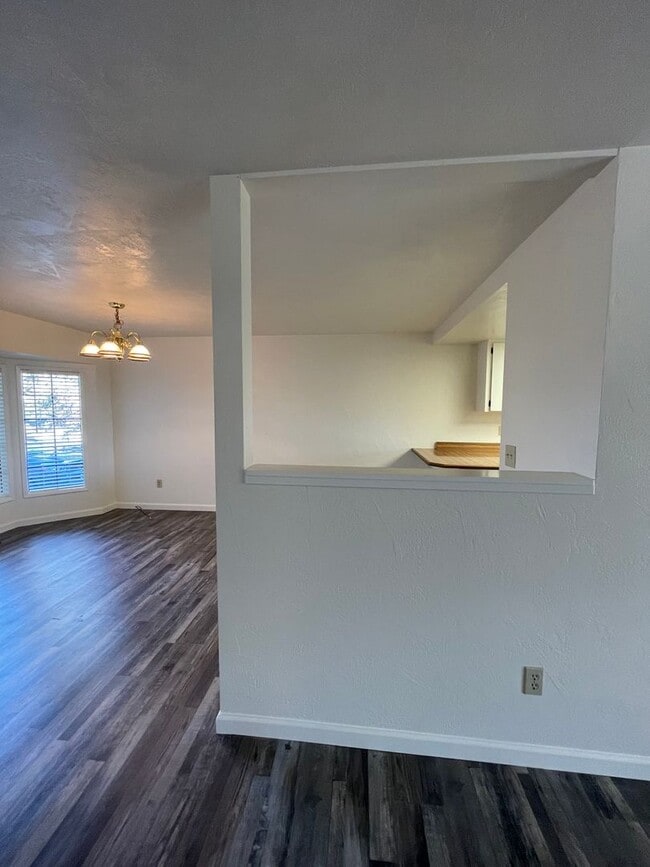 Building Photo - 3 bedroom, 2 bathroom, in East Medford