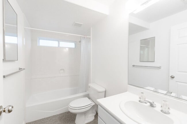 Building Photo - Serene 3 Bedroom, 2 Bathroom Home in Pine ...