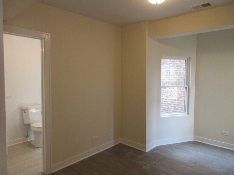 Building Photo - 2020 N Bissell St