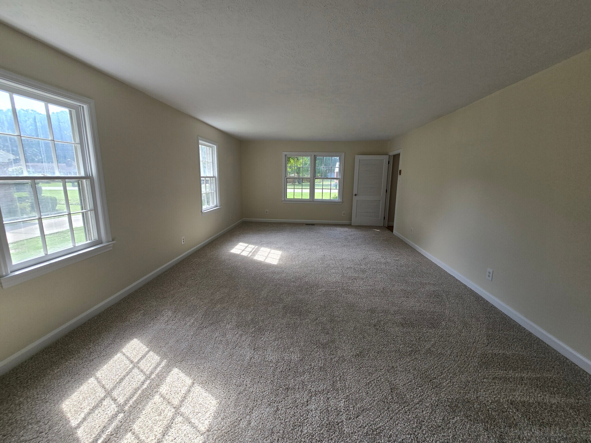 Building Photo - 205 Pinewood Dr