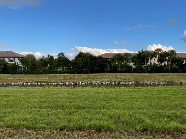 Building Photo - 5570 Royal Lake Cir