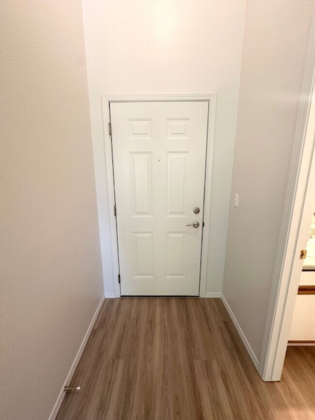 Building Photo - Fully renovated apartment in 2024 coming soon!