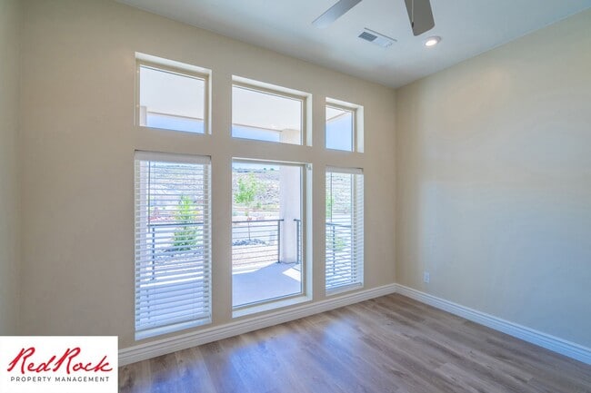 Building Photo - Stunning 4 Bedroom Home. Dog friendly!