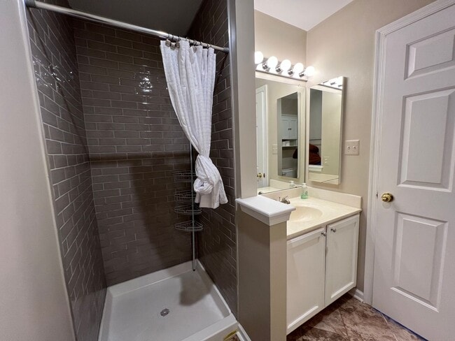 Building Photo - Beautifully maintained townhouse in Whittier Community available mid-May!