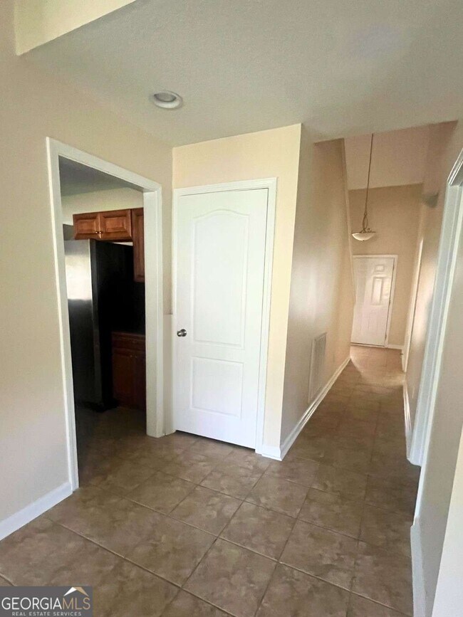 Building Photo - 303 Gary Cir