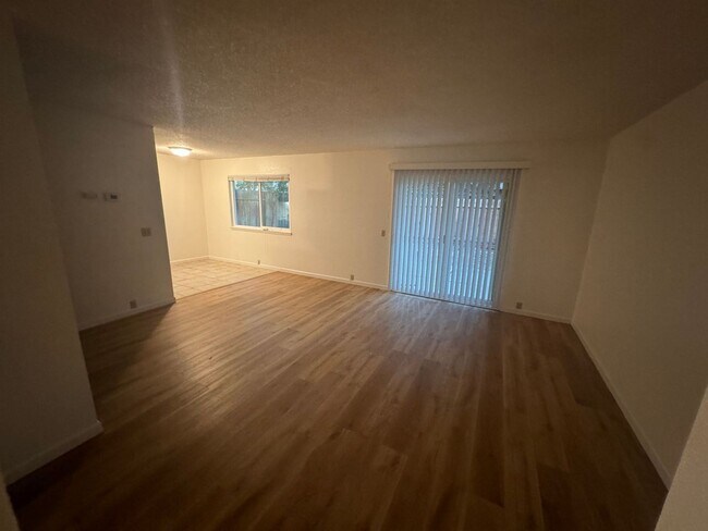Building Photo - 1422 Drake Dr