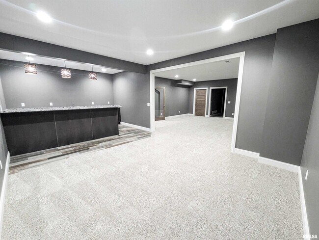 Building Photo - 285 Madison Dr