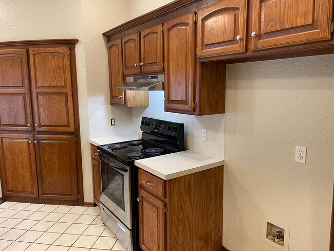 Building Photo - 3 bed, 2 bath w/ 2 car garage home for ren...