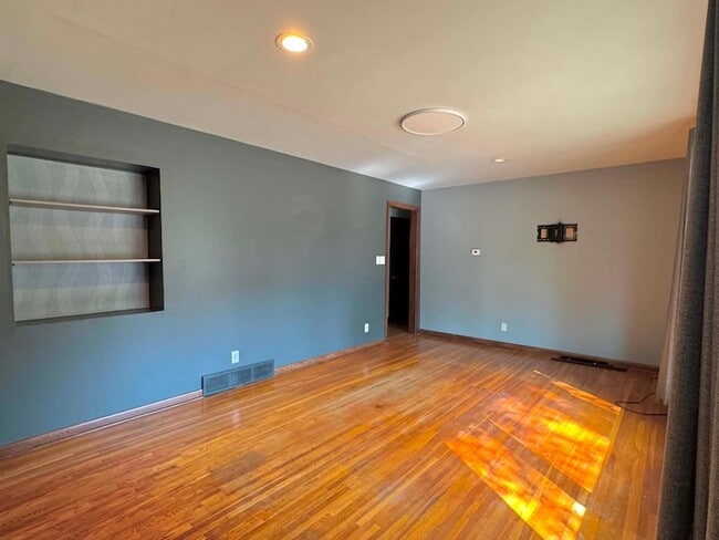 Building Photo - 916 4th Ave N