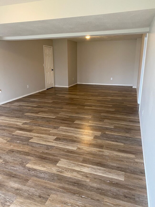 Building Photo - 5 Bedroom/3 bathroom house