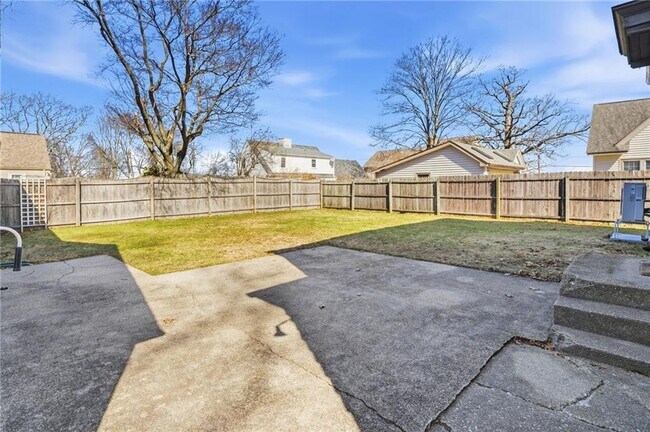 Building Photo - 21 Earlham Way