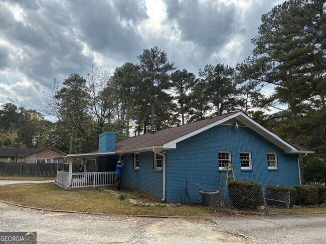 Building Photo - 6322 W Fayetteville Rd