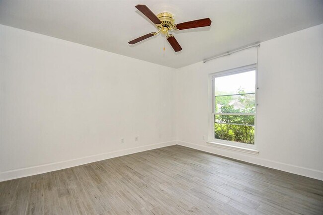 Building Photo - 3007 Broadmoor Dr