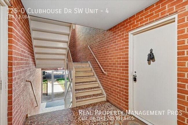 Building Photo - 125 Clubhouse Dr SW