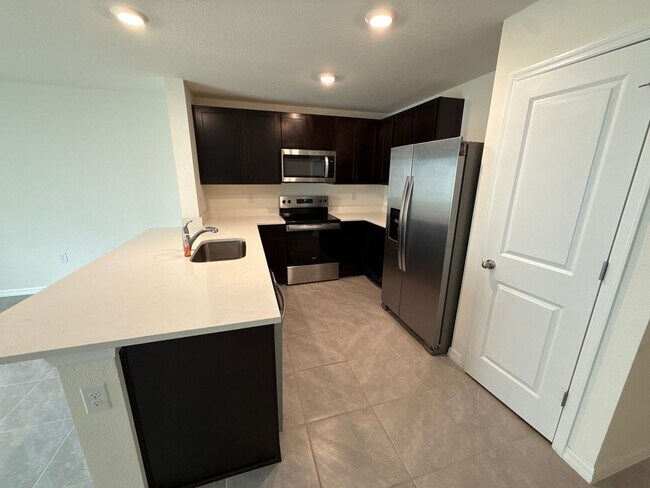 Building Photo - Beautiful Townhome Community Close to Everything!!