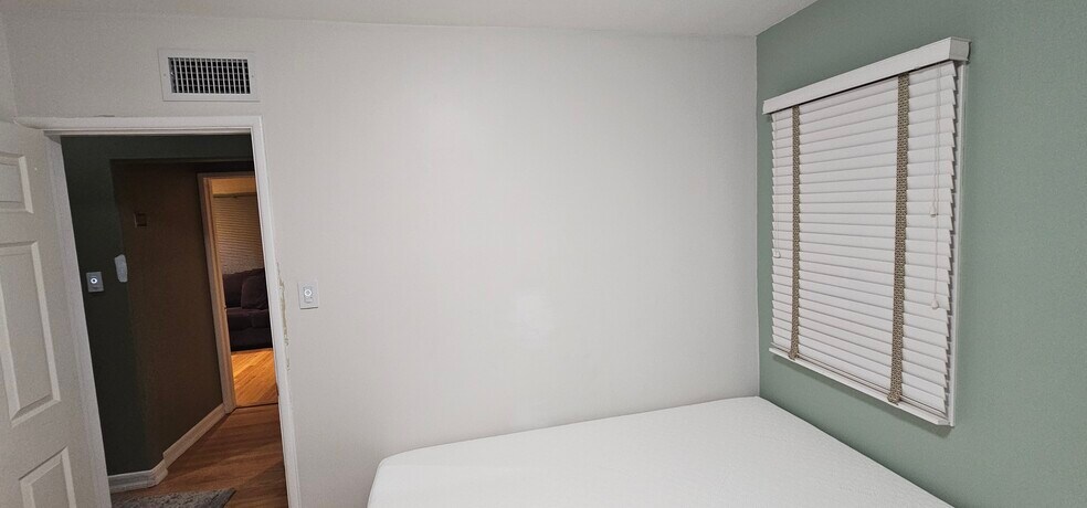 Building Photo - 1301 Lynngrove Dr