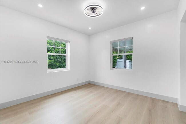 Building Photo - 570 SW 45th Ave