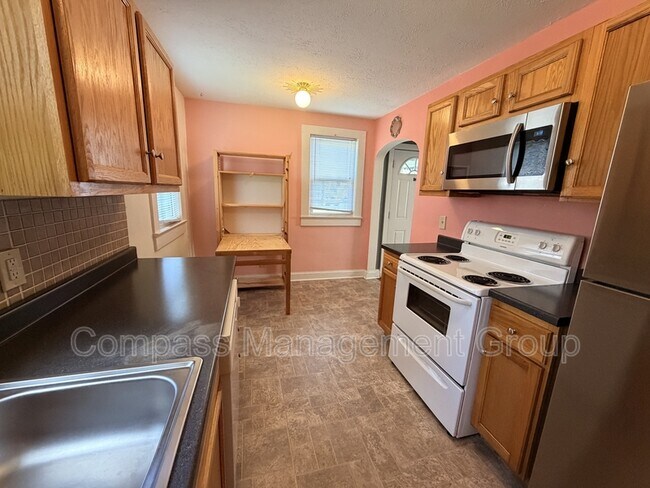 Building Photo - 3300 Miami St