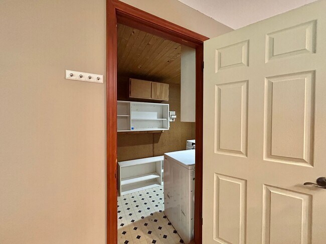 Building Photo - Tranquil Environment: 3 Bed, 1 Bath House