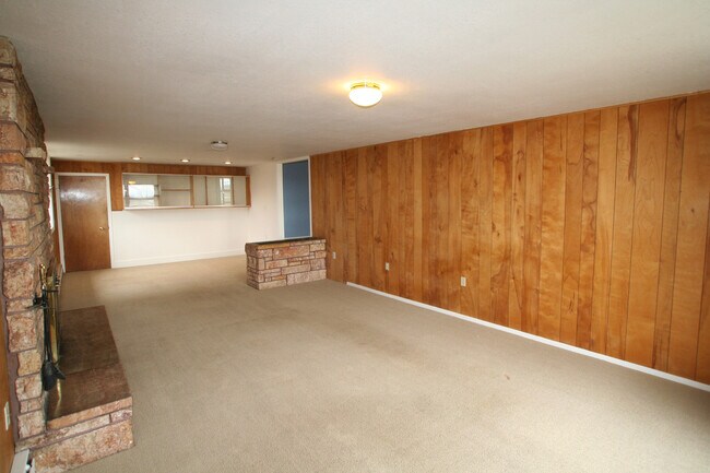 Building Photo - Single Family Home off Frontage Rd!