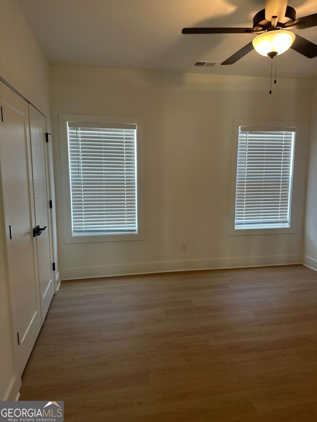 Building Photo - Room in Duplex on Plaza Ave SW