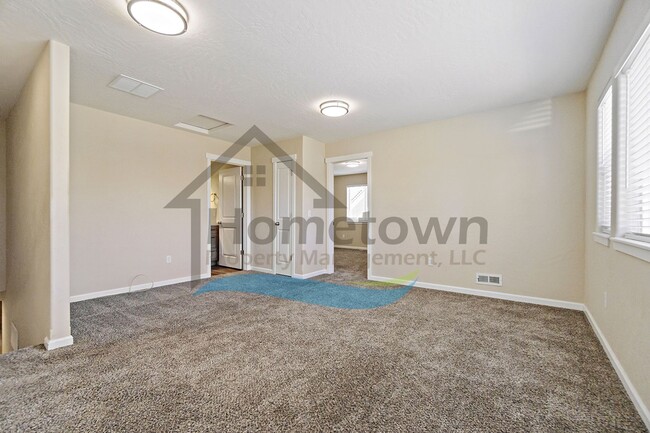 Building Photo - 3 Bedroom 2 Bathroom Home with Attached 2 ...