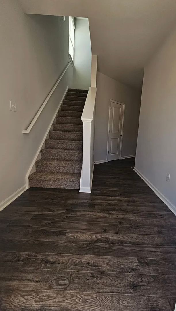 Building Photo - Very Spacious Townhome Available For Move In March 2026