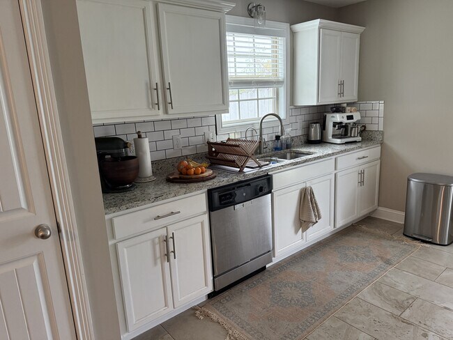 Building Photo - 607 Hollow Crst