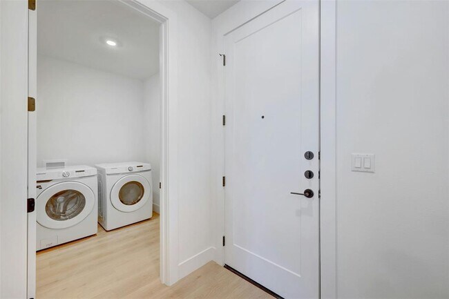 Building Photo - 1701 Simond Ave Ave