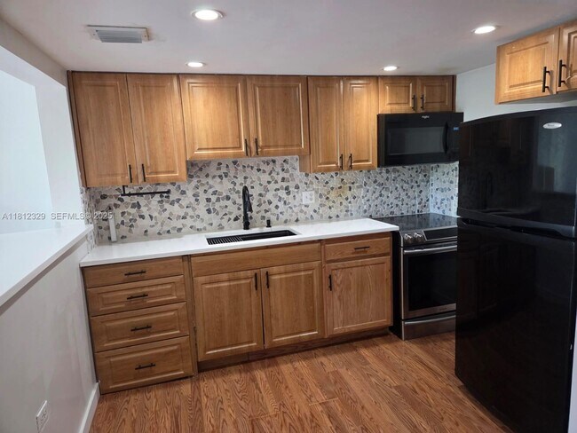 Building Photo - 3750 Inverrary Dr