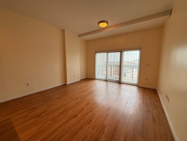 Building Photo - Elevated Urban Living & Comfort in the Heart of Denver