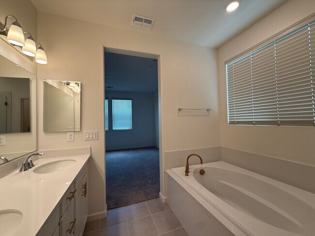 Building Photo - 3 bedroom, 2 bathroom home located in the vibrant community of Madera, CA