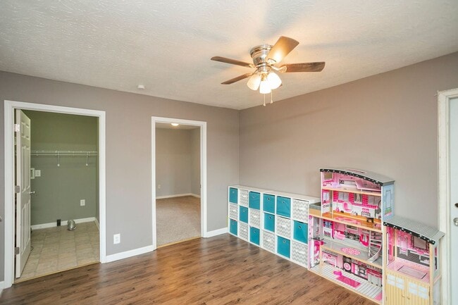 Building Photo - 3 Bed home in Carthage with large basement!