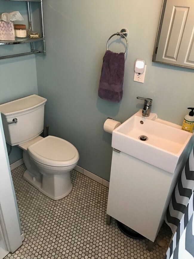 Building Photo - NE Duplex For Rent