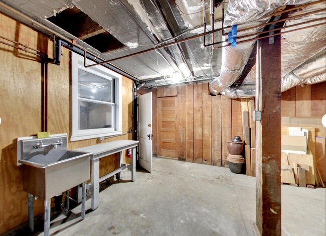 Building Photo - Expansive Top-Floor Richmond Flat | 2BD + Sunroom | Parking Included | Nearly 1,900 Sq. Ft.