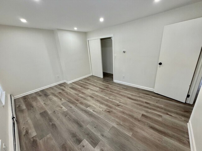 Building Photo - 283 Grand St