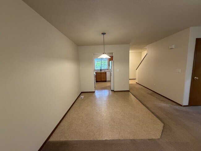 Building Photo - 3 Bedroom / 1.5 Bathroom Duplex Unit - Nearby Transportation, Milwaukie Marketplace and King Road...