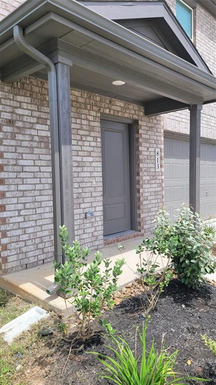 Building Photo - 813 Vlg Brk Dr