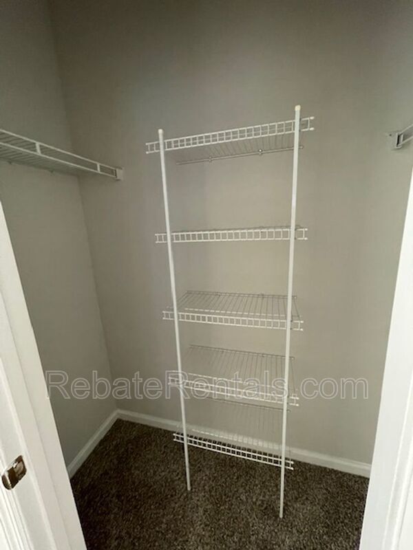 Building Photo - 13026 Sunset Lake Dr