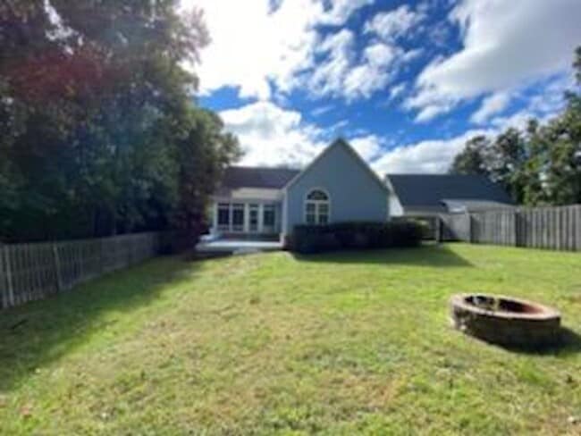 Building Photo - 3 Bedroom, 2 bath home in North Shore Comm...